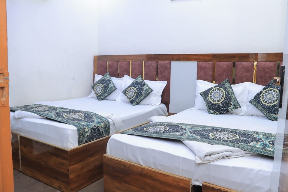 Triple Room | Desk, free WiFi