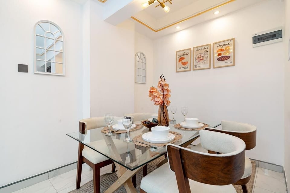 Classic Apartment, Balcony, City View | Dining room