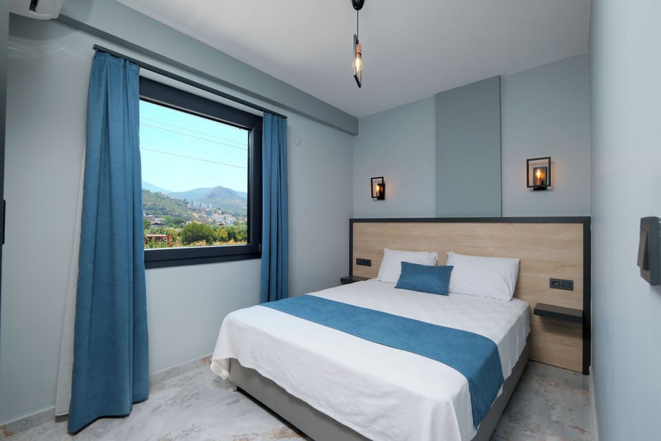 Deluxe Suite, Balcony, Mountain View 101 | Laptop workspace, iron/ironing board, free WiFi