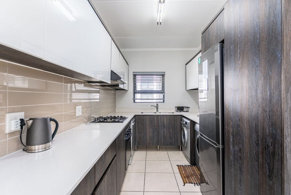 Full-size fridge, microwave, oven, stovetop