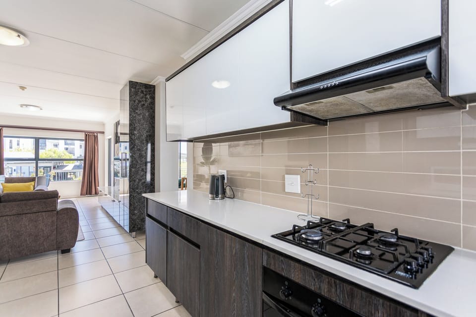 Full-size fridge, microwave, oven, stovetop