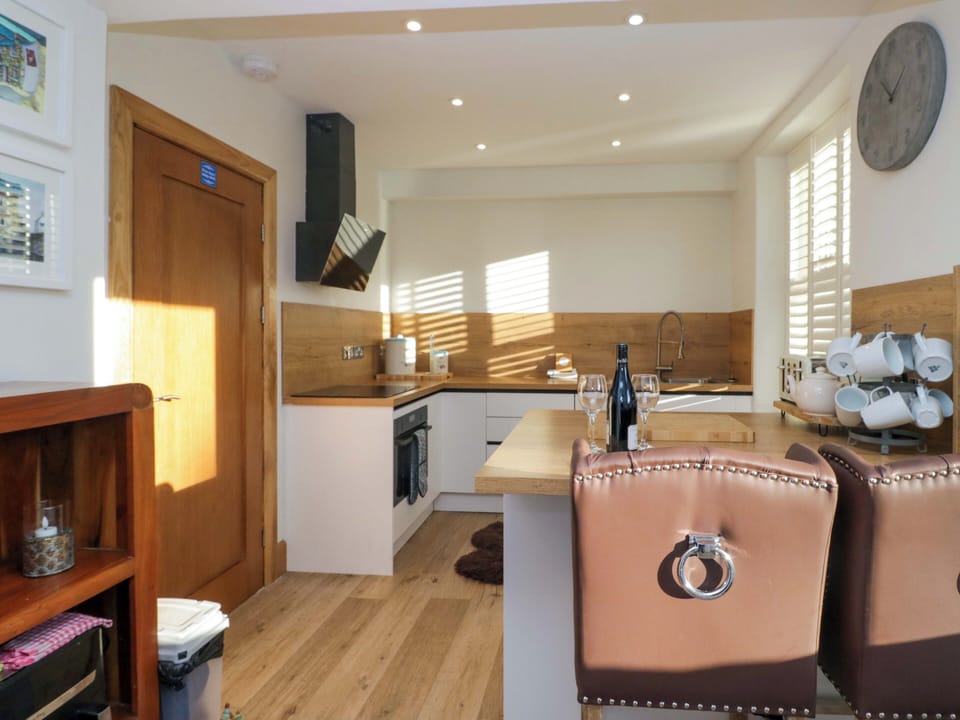 Cottage | Private kitchen | Dishwasher, cookware/dishes/utensils