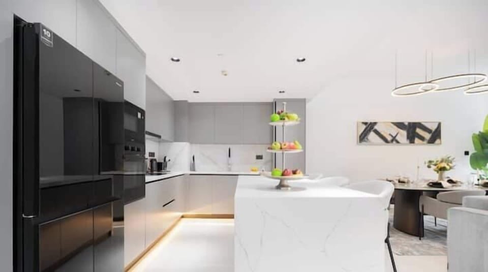 Luxury Apartment, Balcony, Marina View | Private kitchen | Full-size fridge, microwave, oven, stovetop