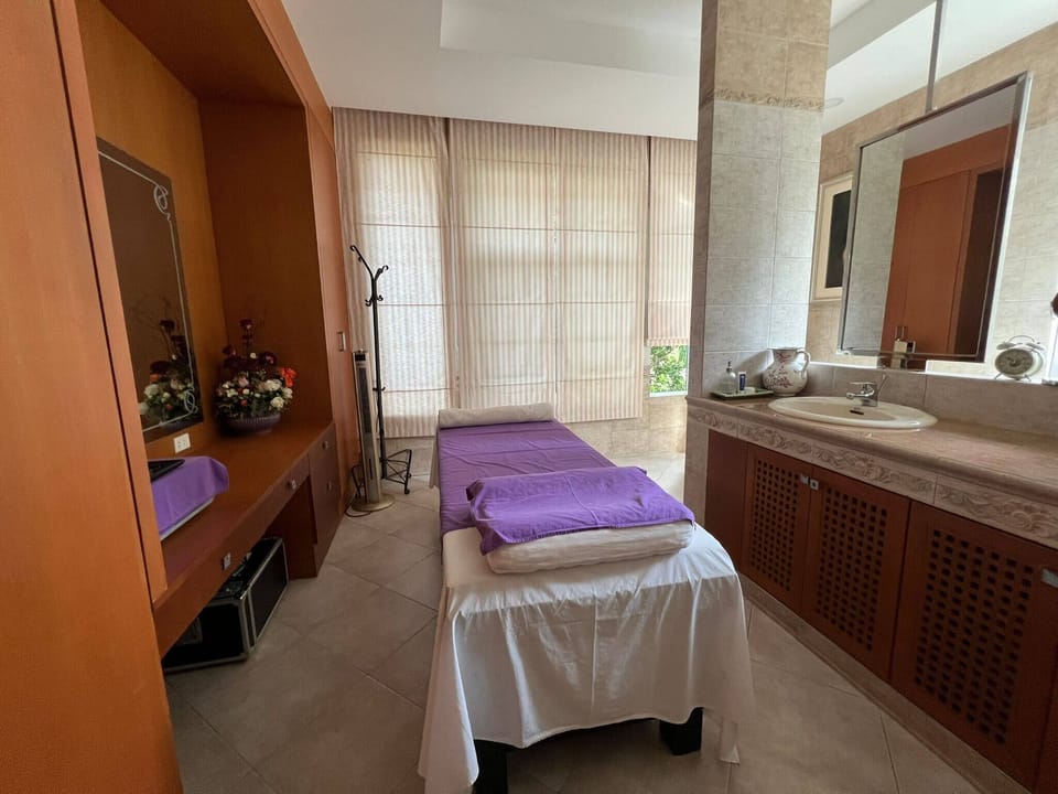Room, 1 Bedroom, Accessible, Smoking | Bathroom