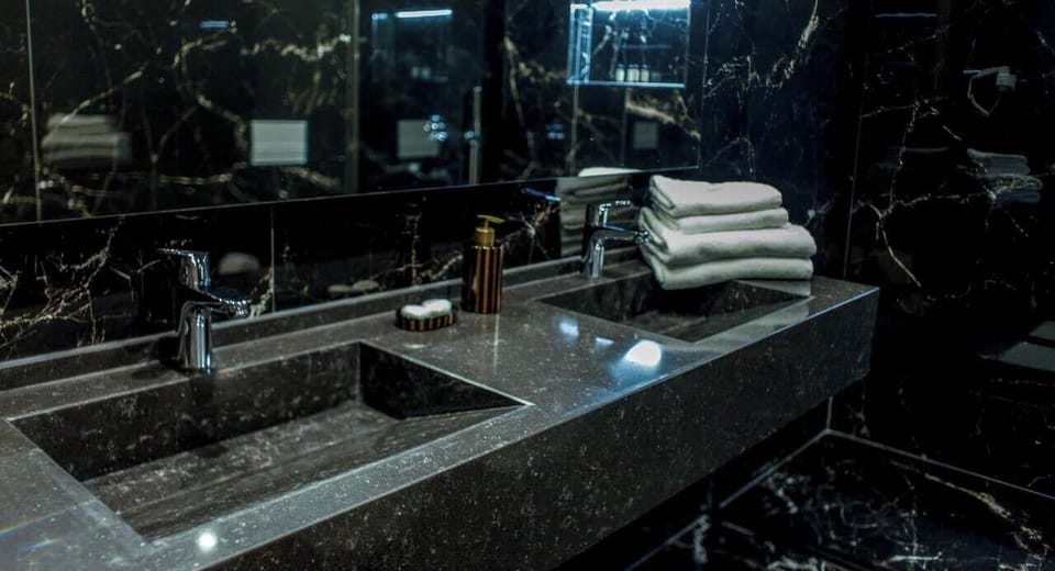 Superior Suite | Bathroom | Shower, hair dryer, slippers, towels