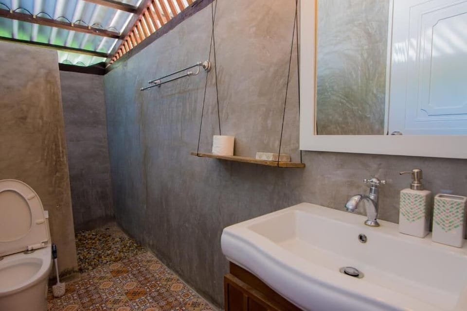 Standard Double Room, Sea View | Bathroom | Shower, towels, soap, toilet paper