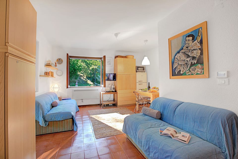Family Apartment, Multiple Bedrooms (Appartamento Chez Mavi Cond Il Rio) | Living area | 21-inch Smart TV with cable channels
