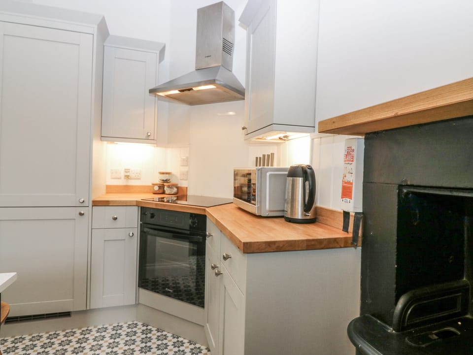 Dishwasher, cookware/dishes/utensils