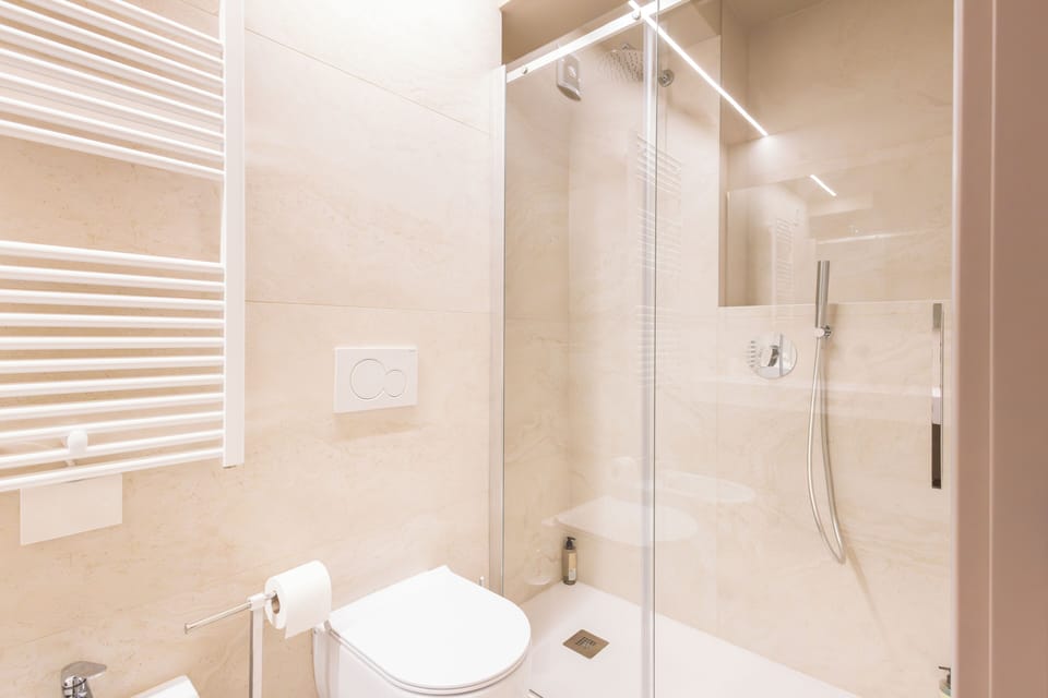 Superior Double Room | Bathroom | Shower, towels