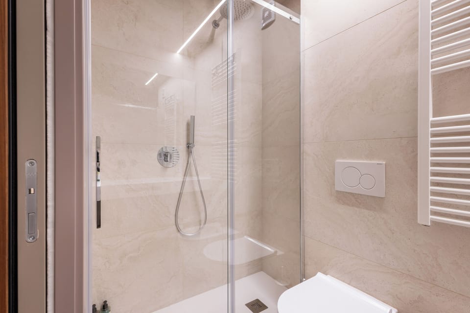 Superior Quadruple Room | Bathroom | Shower, towels