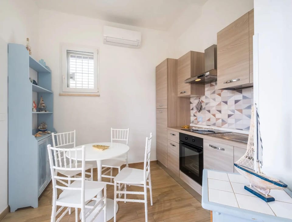 House, 1 Bedroom, Smoking | Dining room