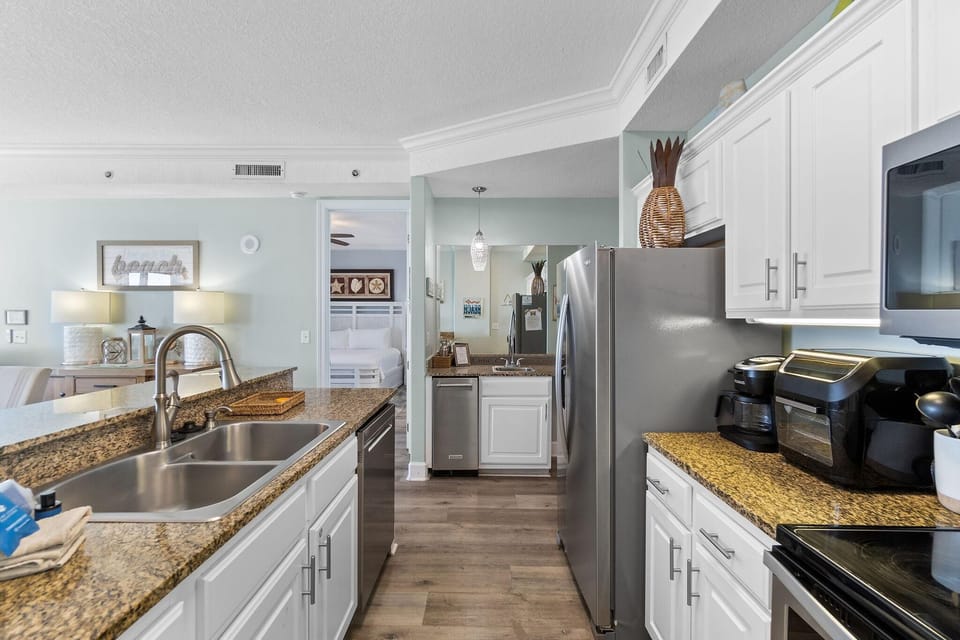 Condo, Multiple Beds (Regency Isle Penthouse 1202) | Private kitchen | Oven, toaster, paper towels