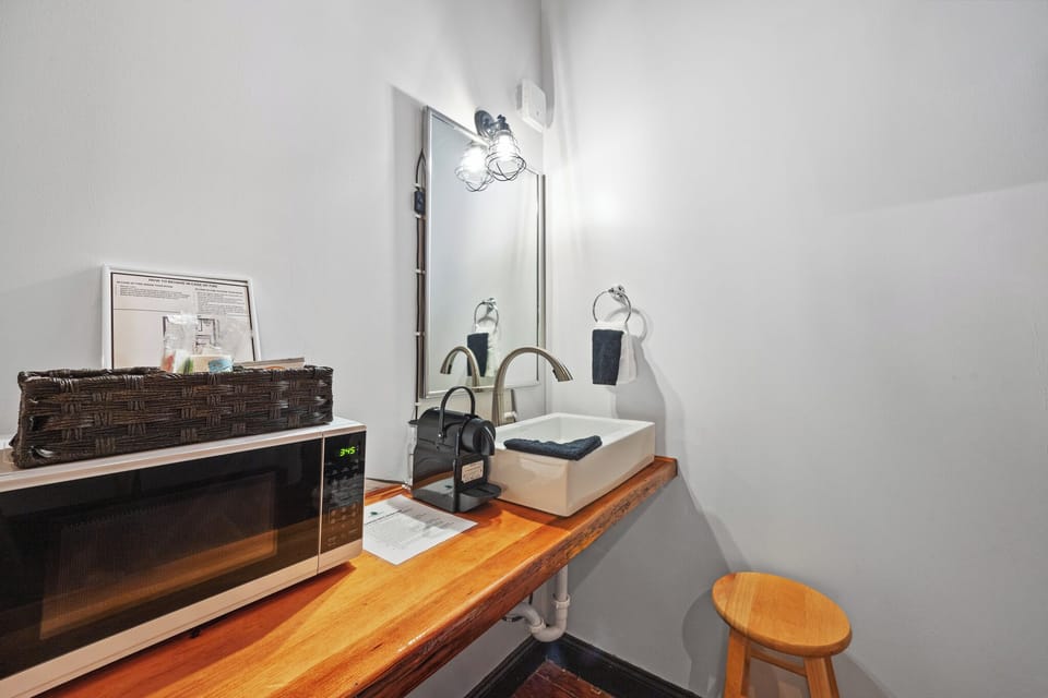 Standard Room, 2 Twin Beds, Shared Bathroom | Iron/ironing board, free WiFi, bed sheets