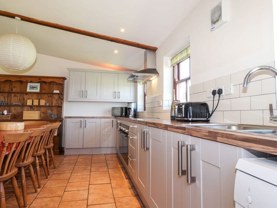 Fridge, microwave, dishwasher, cookware/dishes/utensils