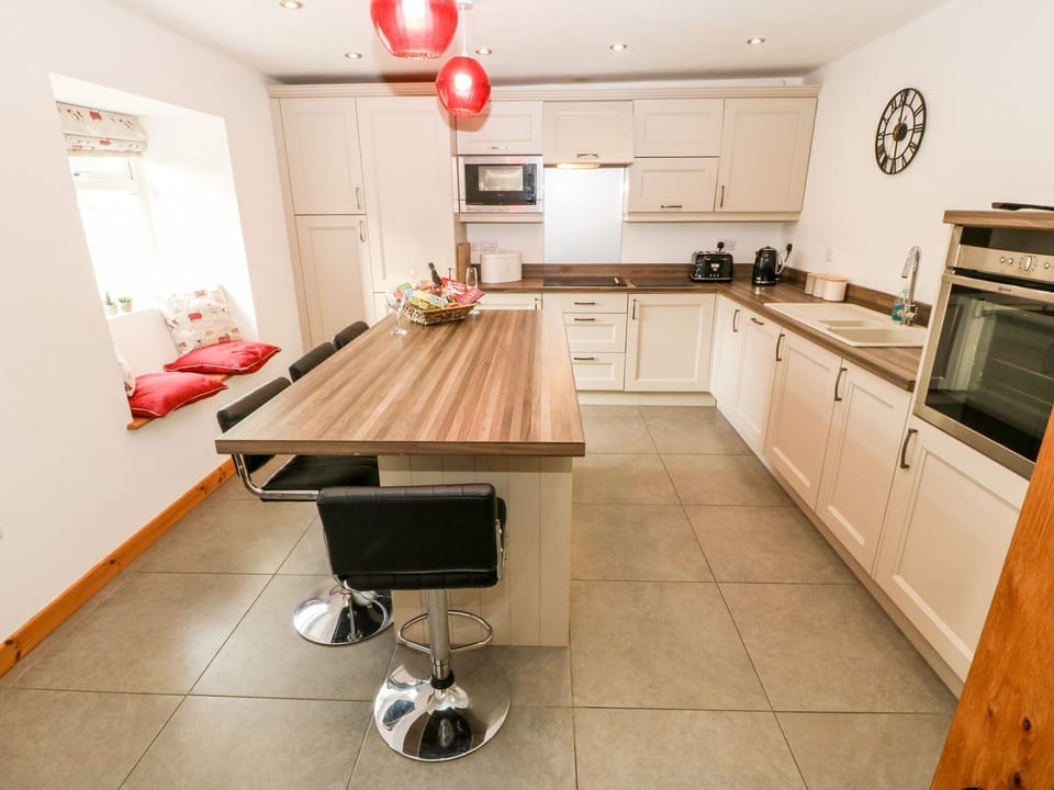 Fridge, microwave, dishwasher, cookware/dishes/utensils