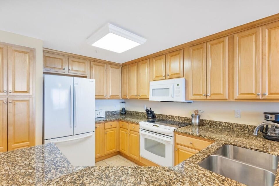 Condo, Multiple Beds (Boardwalk 608) | Private kitchen | Oven, cookware/dishes/utensils
