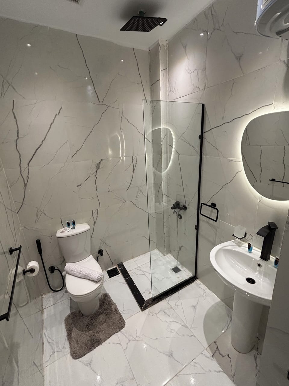 Deluxe Triple Room, Lanai, Desert View | Bathroom | Shower, hair dryer, bidet, towels