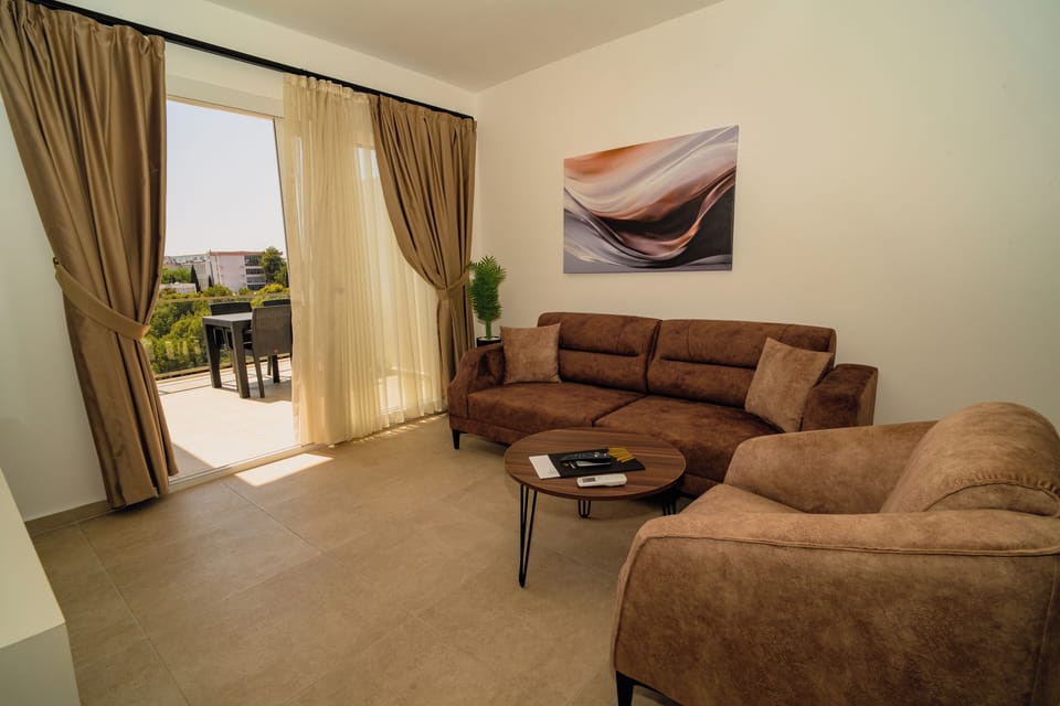 Standard Suite, Balcony, City View | Living area