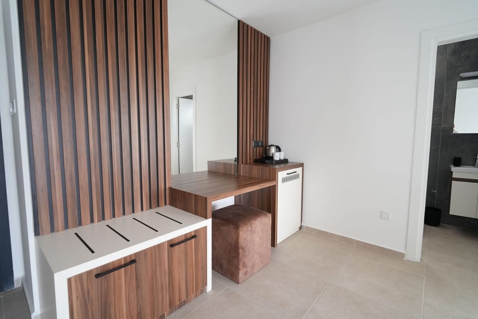 Standard Suite, Balcony, City View | Living area
