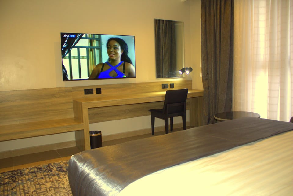 Deluxe Room | In-room safe, desk, laptop workspace, soundproofing