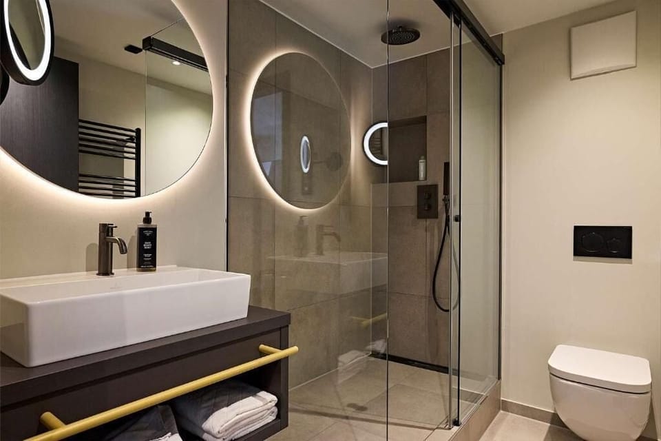 Comfort Double Room | Bathroom | Shower, hair dryer, towels, soap