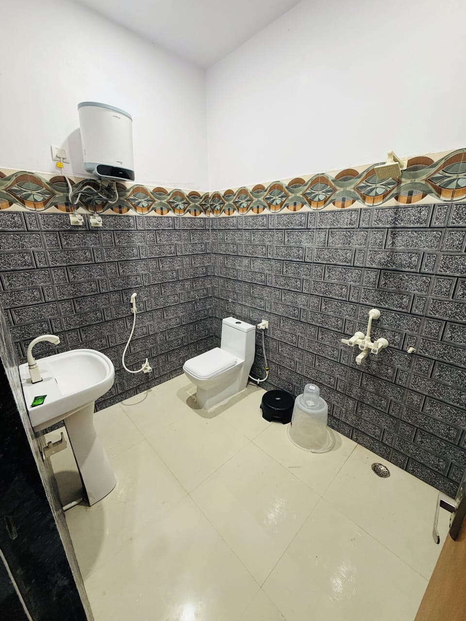 Deluxe Double Room | Bathroom | Shower, free toiletries, hair dryer, slippers