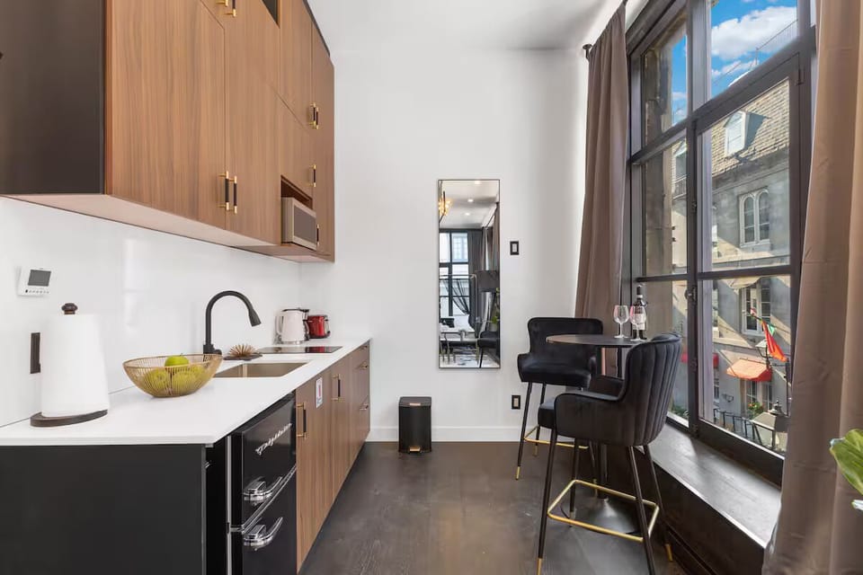 Deluxe Studio Suite, City View | Private kitchen | Microwave, stovetop