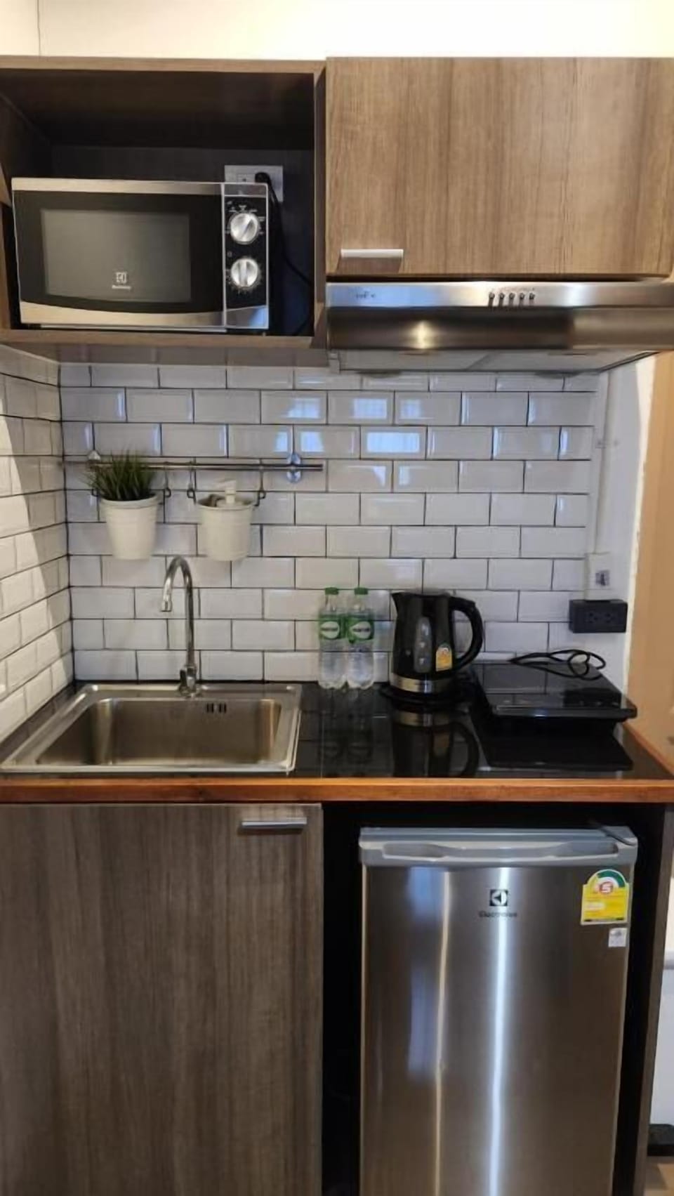 Junior Double or Twin Room, City View | Private kitchen | Fridge, microwave