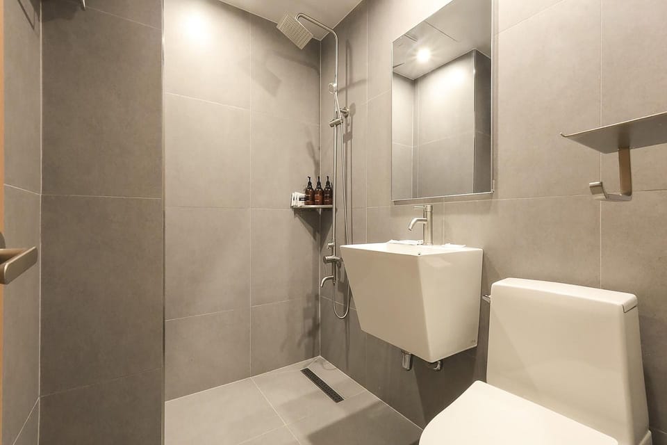 Family Room | Bathroom | Shower, hair dryer, bathrobes, slippers