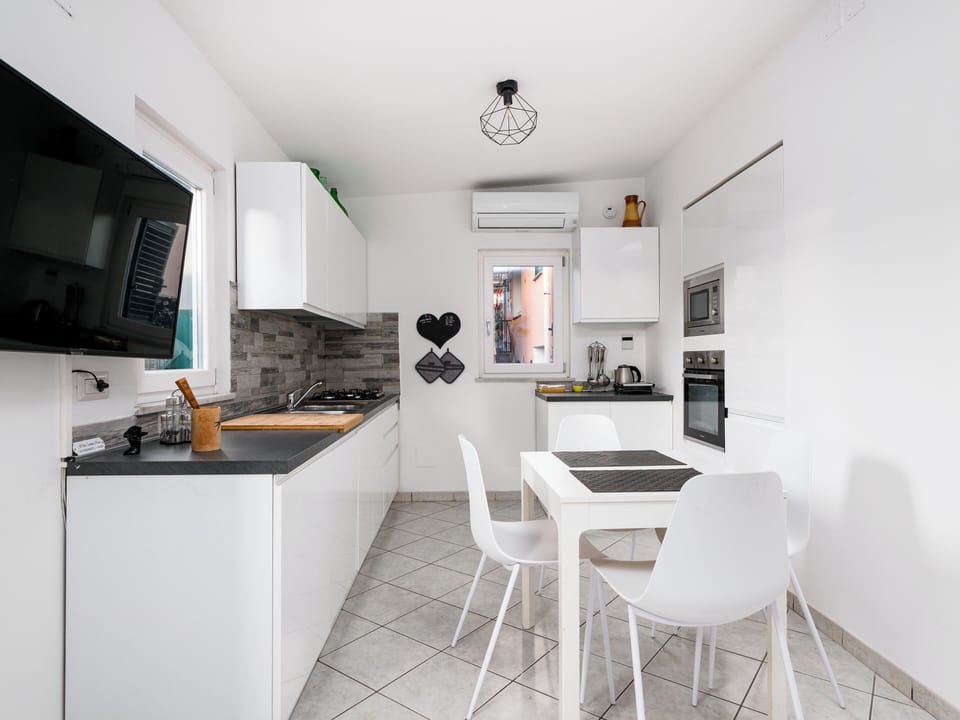 City House | Private kitchen | Fridge, microwave, oven, stovetop