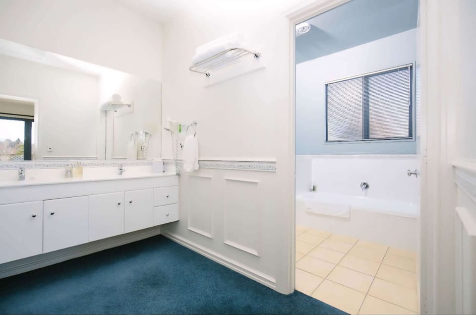 Premium Suite, Balcony, Garden View | Bathroom | Hair dryer, bathrobes, slippers, towels