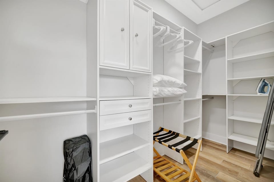 Deluxe Apartment, 4 Bedrooms, Balcony | Iron/ironing board, WiFi (free)