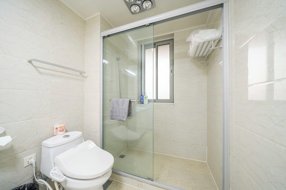 Superior Apartment, 4 Bedrooms, City View | Bathroom | Slippers