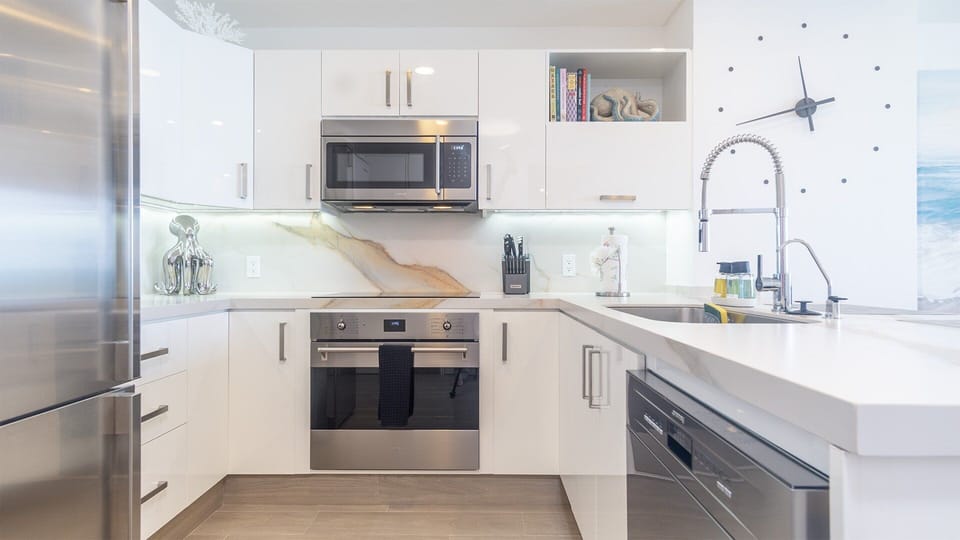 Condo, 1 King Bed with Sofa bed, Balcony, Ocean View (Encantame Towers Viento 1203) | Private kitchen | Dining tables