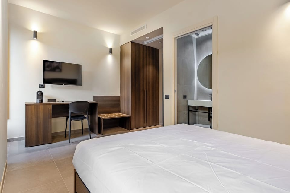 Superior Room | Egyptian cotton sheets, premium bedding, down comforters, pillowtop beds