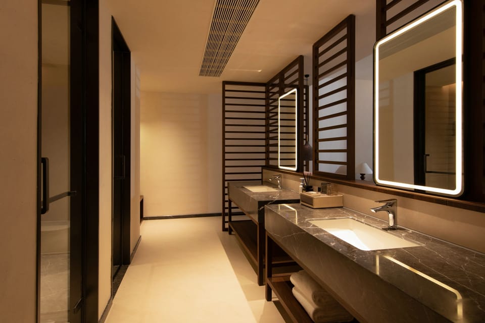 Luxury Double Room, Mountain View | Bathroom | Shower, hair dryer, slippers, towels