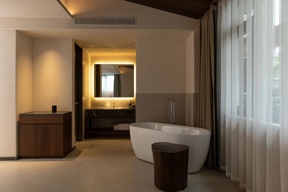 Signature Double Room, Mountain View | Bathroom | Shower, hair dryer, slippers, towels