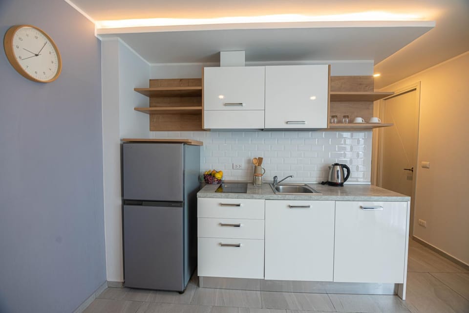 Apartment, 1 Bedroom, Balcony, Mountain View | Private kitchenette