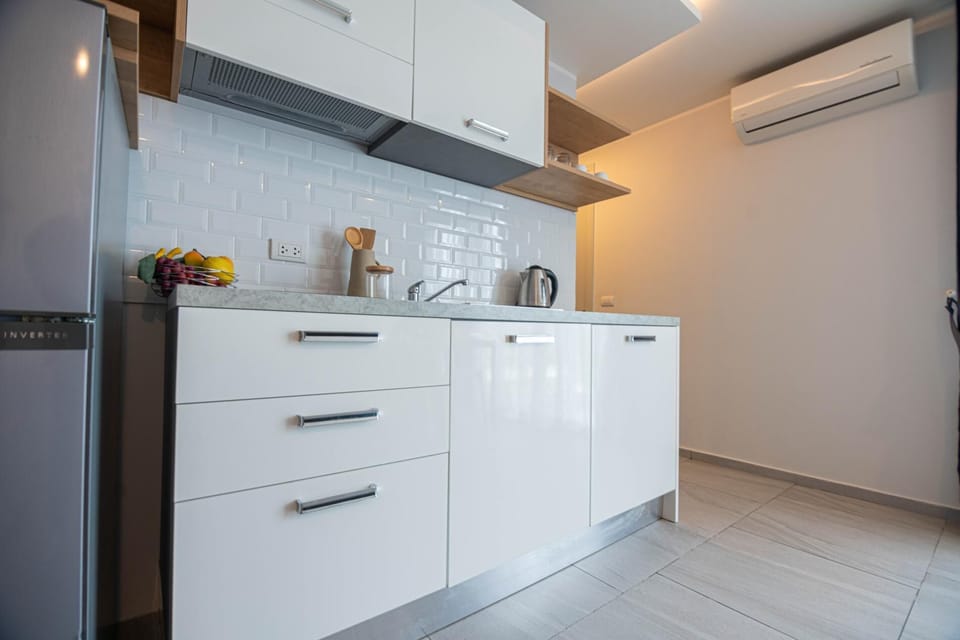 Apartment, 1 Bedroom, Balcony, Mountain View | Private kitchenette
