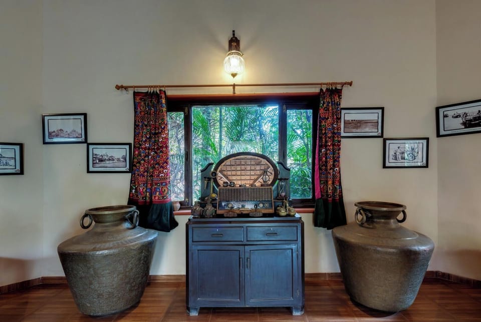 Luxury Room | Desk, bed sheets