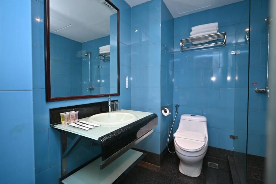 Standard Triple Room | Bathroom | Shower, hair dryer, bidet, towels