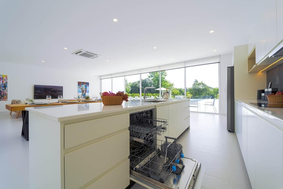 House, Private Pool, Garden View | Private kitchen | Electric kettle