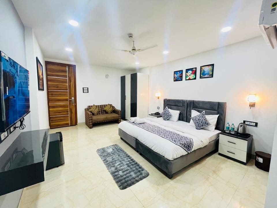 Deluxe Double Room | Iron/ironing board, free WiFi