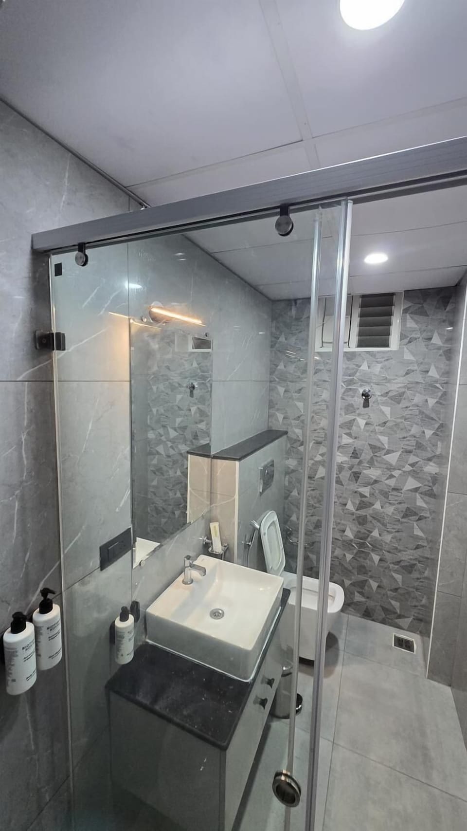 Double Room | Bathroom | Shower, free toiletries, hair dryer, towels