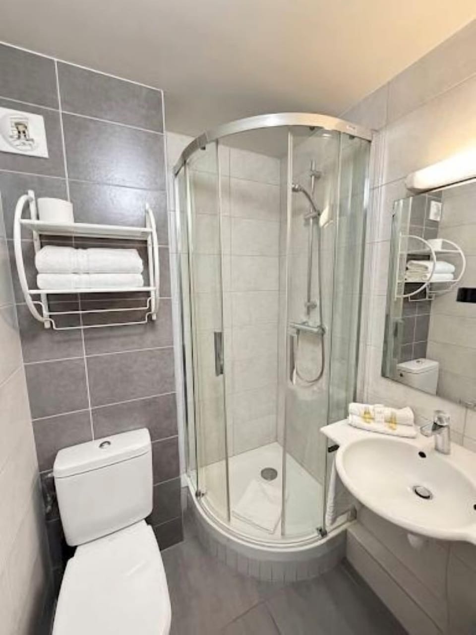 Standard Double Room | Bathroom