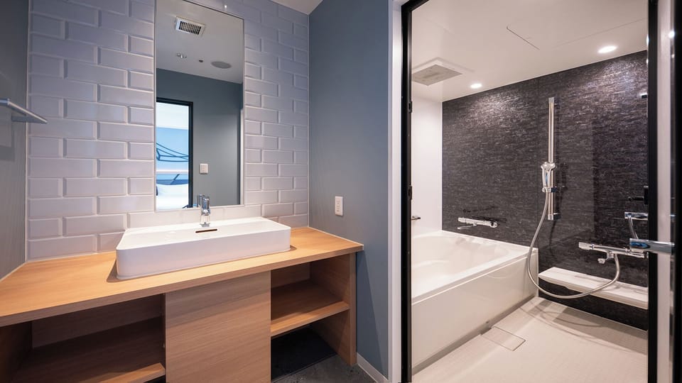 Deluxe Twin Room, Non Smoking | Bathroom | Hair dryer, towels, shampoo, toilet paper