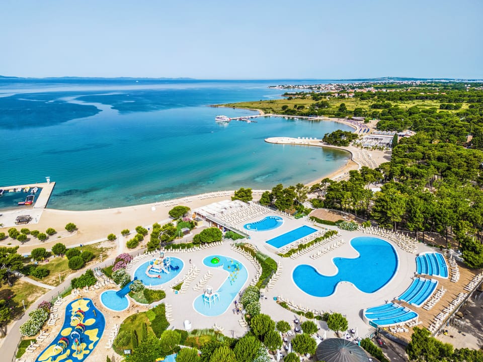 Seasonal outdoor pool, pool umbrellas, sun loungers