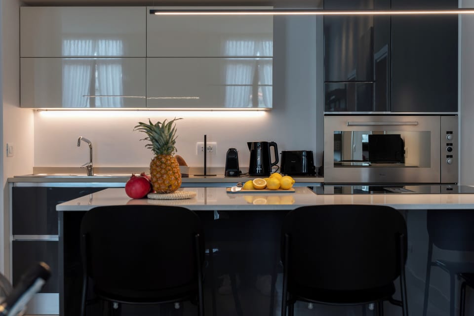 Luxury Apartment, Canal View | Private kitchen