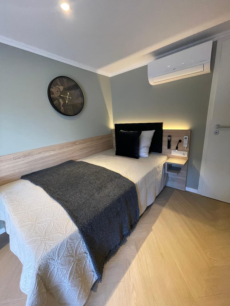 Studio Apartment with One Queen Bed, AC and Microwave | Desk, laptop workspace, free WiFi, bed sheets