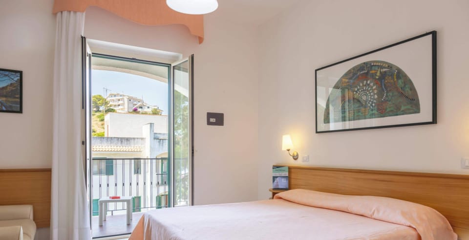 Minibar, in-room safe, WiFi (free), bed sheets